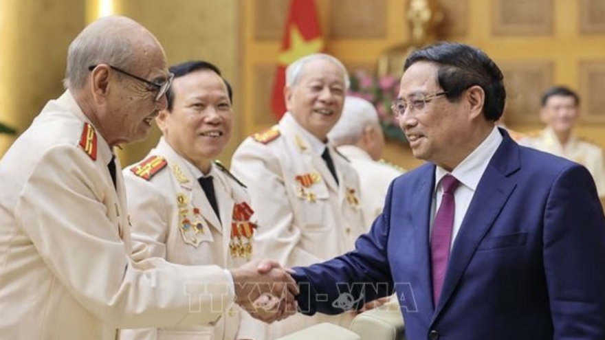 PM Chinh receives public security officers dispatched to southern battlefield
